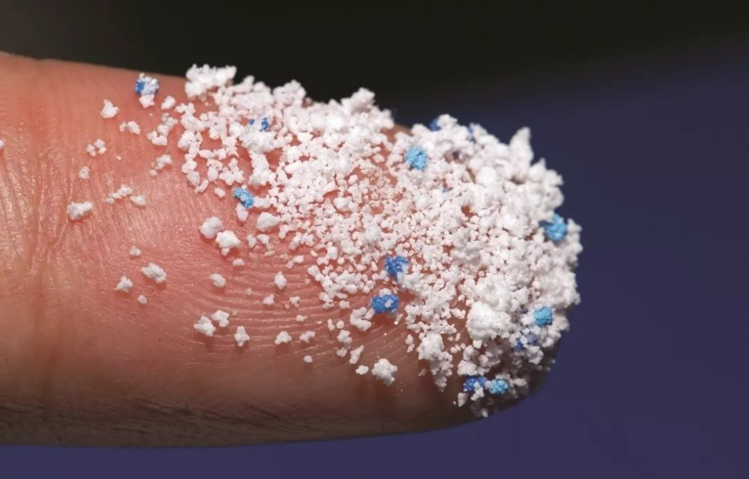 科學(xué)家首次在人類血液中發(fā)現(xiàn)微塑料，使用生物降解袋減少微塑料的產(chǎn)生(圖1)