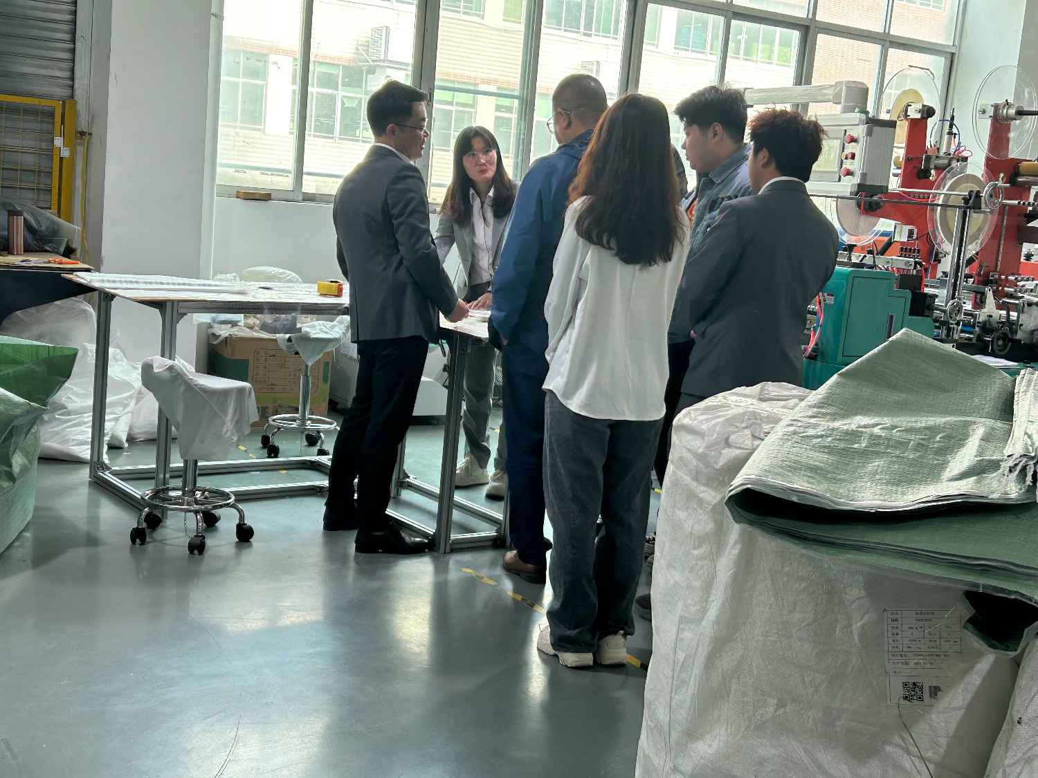 國際合作伙伴深度考察，共謀發(fā)展 —— 外國客戶訪問久信達(dá)科技生產(chǎn)車間(圖3)